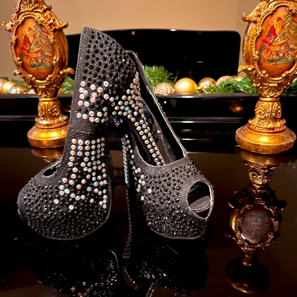 Size 6.5 Women’s JERU rhinestone Silver and Black Heels.